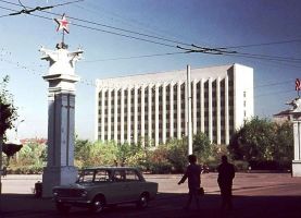 Площадь Ленина и здание Обкома КПСС