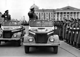 Генерал Пётр Белик принимает парад на площади Ленина