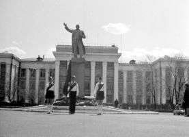 Памятник Ленину возле штаба ЗабВО