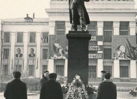 Площадь Ленина. Возложение венков монгольской делегацией к памятнику В.И. Ленина. 1967 год
