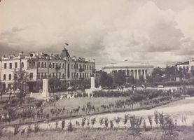 Вид с площади Ленина на горисполком и кинотеатр 