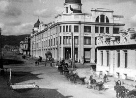 Улица Иркутская (с 1939 года - Полины Осипенко), вид на пассаж Второва